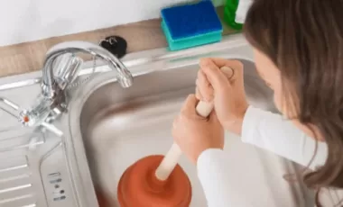 How to Use a Sink Plunger?